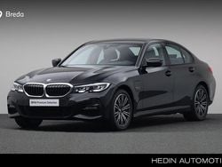 Zwart Gebruikt 2022 BMW 330e Executive Sedan | € 36.880 (Eerlijke prijs)