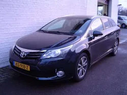 Groen, metallic lak Gebruikt 2013 Toyota Avensis Comfort Sedan | € 12.500