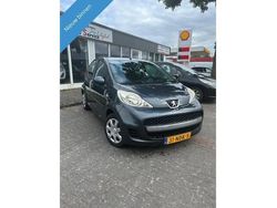 Grijs Gebruikt 2010 Peugeot 107 Urban Move Hatchback | € 1.900 (Iets duurder)