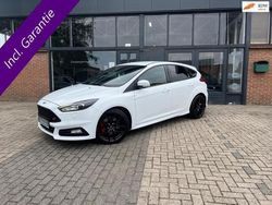 Wit Gebruikt 2017 Ford Focus ST Hatchback | € 17.950 (Eerlijke prijs)