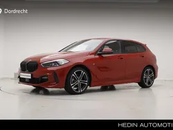 Melbourne rot (rood metallic) Gebruikt 2025 BMW 118 Comfort Edition Hatchback | € 52.980