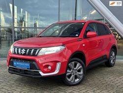 Rood (metallic) Gebruikt 2022 Suzuki Vitara Style SUV | € 21.950 (Eerlijke prijs)