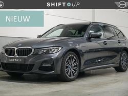 Grijs Gebruikt 2022 BMW 330 M Sport Stationwagen | € 35.940 (Eerlijke prijs)