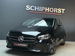 Zwart Gebruikt 2020 Mercedes B180 Luxury MPV | € 25.900 (Goede deal)