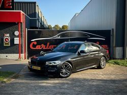 Zwart / black sapphire metallic (475) Gebruikt 2019 BMW 520 M Sport Sedan | € 30.950 (Eerlijke prijs)