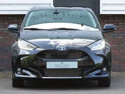 Zwart, metallic lak Gebruikt 2020 Toyota Yaris Hybrid Hatchback | € 18.900 (Eerlijke prijs)