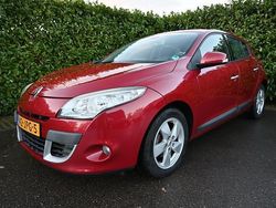 Rood Gebruikt 2009 Renault Mégane III Dynamique Hatchback | € 4.950 (Eerlijke prijs)