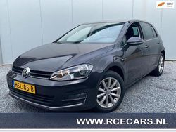 Grijs, metallic lak Gebruikt 2015 VW Golf VII LOUNGE Hatchback | € 10.500 (Goede deal)
