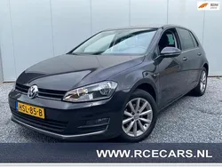 Grijs, metallic lak Gebruikt 2015 VW Golf VII LOUNGE Hatchback | € 10.500 (Goede deal)