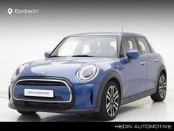 Island blue (blauw metallic) Gebruikt 2021 Mini Cooper Classic Hatchback | € 24.895 (Goede deal)