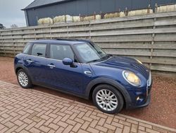 Blauw, metallic lak Gebruikt 2015 Mini Cooper Business Hatchback | € 11.950 (Goede deal)