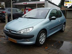 Grijs (metallic) Gebruikt 2004 Peugeot 206 Hatchback | € 2.450 (Eerlijke prijs)