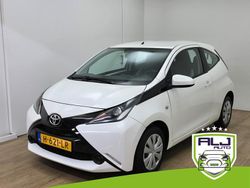 Wit Gebruikt 2015 Toyota Aygo X-play Hatchback | € 8.694 (Eerlijke prijs)