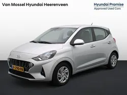 Sleek silver metallic (rys) Gebruikt 2022 Hyundai i10 Comfort Hatchback | € 13.440 (Eerlijke prijs)