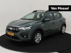 Grijs, metallic lak Gebruikt 2024 Dacia Sandero Essentiel Hatchback | € 18.930 (Eerlijke prijs)