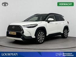 Pure white / zwart dak (wit metallic) Gebruikt 2024 Toyota Corolla Cross Limited SUV | € 35.445 (Eerlijke prijs)