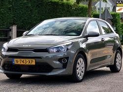 Groen, metallic lak Gebruikt 2022 Kia Rio Comfort Hatchback | € 15.945 (Eerlijke prijs)