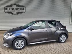 Grijs Gebruikt 2023 Mazda 2 Center-Line Hatchback | € 17.995 (Eerlijke prijs)