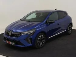 Blauw, metallic lak Gebruikt 2024 Renault Clio V Techno Hatchback | € 22.495 (Iets duurder)