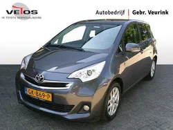 Grijs Gebruikt 2015 Toyota Verso-S Trend MPV | € 9.900 (Goede deal)