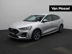 Grijs Gebruikt 2023 Ford Focus ST-Line Hatchback | € 24.945 (Eerlijke prijs)
