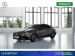 Berggrijs metaalkleur metallic Nieuw 2025 Mercedes CLA180 AMG line Sedan | € 49.395