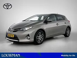 Bruin, metallic lak Gebruikt 2015 Toyota Auris Hatchback | € 13.245 (Eerlijke prijs)