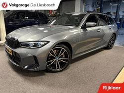 Grijs Gebruikt 2023 BMW 330e M Sport Stationwagen | € 43.650 (Goede deal)