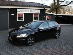 Zwart Gebruikt 2018 Volvo V40 R-Design Hatchback | € 13.899 (Eerlijke prijs)