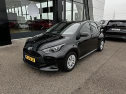 Zwart Gebruikt 2021 Toyota Yaris Hybrid Active Hatchback | € 16.950 (Goede deal)