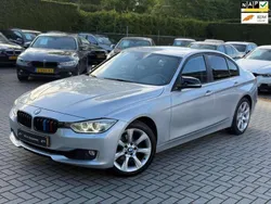 Grijs, metallic lak Gebruikt 2013 BMW 320 Executive Sedan | € 10.950 (Eerlijke prijs)