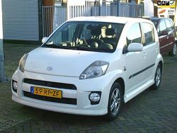 Wit (metallic) Gebruikt 2005 Daihatsu Sirion Hatchback | € 1.750 (Eerlijke prijs)