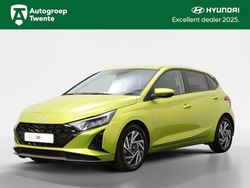 Lucid lime (groen metallic) Gebruikt 2024 Hyundai i20 Comfort Hatchback | € 18.900 (Goede deal)