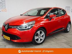 Rood Gebruikt 2015 Renault Clio IV Night&Day Hatchback | € 8.245 (Eerlijke prijs)