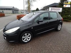 Zwart (metallic) Gebruikt 2008 Peugeot 307 Premium Hatchback | € 1.695 (Eerlijke prijs)