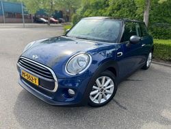 Blauw, metallic lak Gebruikt 2016 Mini ONE Salt Hatchback | € 11.750 (Eerlijke prijs)