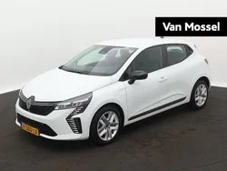 Wit Gebruikt 2023 Renault Clio V Evolution Hatchback | € 19.935 (Iets duurder)