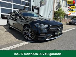 Zwart, metallic lak Gebruikt 2022 Mercedes E300 AMG Sedan | € 49.950 (Eerlijke prijs)