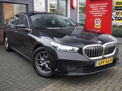 Zwart Gebruikt 2024 BMW 520 Comfort Edition Sedan | € 48.495 (Iets duurder)