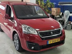 Rood Gebruikt 2017 Peugeot Partner Premium MPV | € 6.750 (Goede deal)