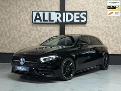Zwart, metallic lak Gebruikt 2020 Mercedes A200 AMG Hatchback | € 31.950 (Iets duurder)
