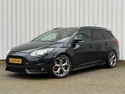Zwart Gebruikt 2013 Ford Focus ST Stationwagen | € 9.945 (Goede deal)