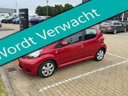 Rood Gebruikt 2010 Toyota Aygo Hatchback | € 4.245 (Eerlijke prijs)