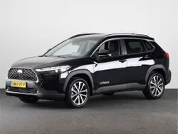 Attitude black metallic (donker zwart metallic) Nieuw 2025 Toyota Corolla SUV | € 41.890
