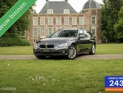 Grijs, metallic lak Gebruikt 2018 BMW 318 Executive Stationwagen | € 14.999 (Eerlijke prijs)