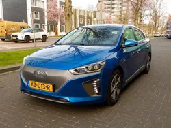 Blauw Gebruikt 2017 Hyundai Ioniq Premium Sedan | € 13.500 (Eerlijke prijs)