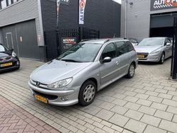 Grijs, metallic lak Gebruikt 2005 Peugeot 206 Stationwagen | € 999 (Eerlijke prijs)
