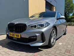 Grijs, metallic lak Gebruikt 2022 BMW 118 M Sport Hatchback | € 24.995 (Eerlijke prijs)