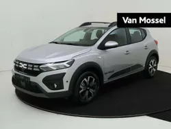 Grijs, metallic lak Gebruikt 2024 Dacia Sandero Stepway Hatchback | € 19.440 (Eerlijke prijs)
