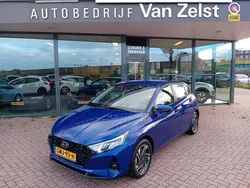 Blauw, metallic lak Gebruikt 2023 Hyundai i20 Comfort Hatchback | € 21.950 (Eerlijke prijs)